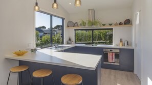 Refrigerador, microondas, horno, placa de cocina