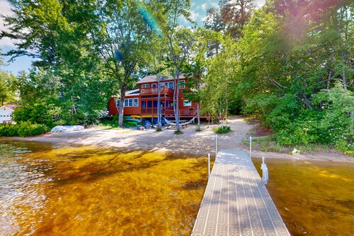 Lakeside home with private dock, firepit, grill, scenic balcony, fireplace & AC