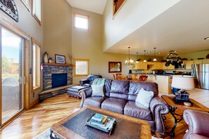 テレビ、暖炉、書庫