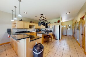 冷蔵庫、電子レンジ、オーブン、コンロ