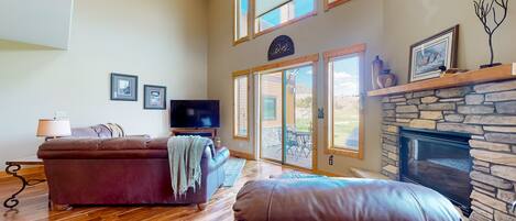 Fernseher, Kamin, Bücher