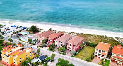 Cute cottage near the beach with grill, enclosed yard, fast WiFi, W/D, deck & AC