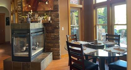 Gorge Getaway!...Custom Home w/ Heated Pool/Hot tub/Sauna/Theatre room