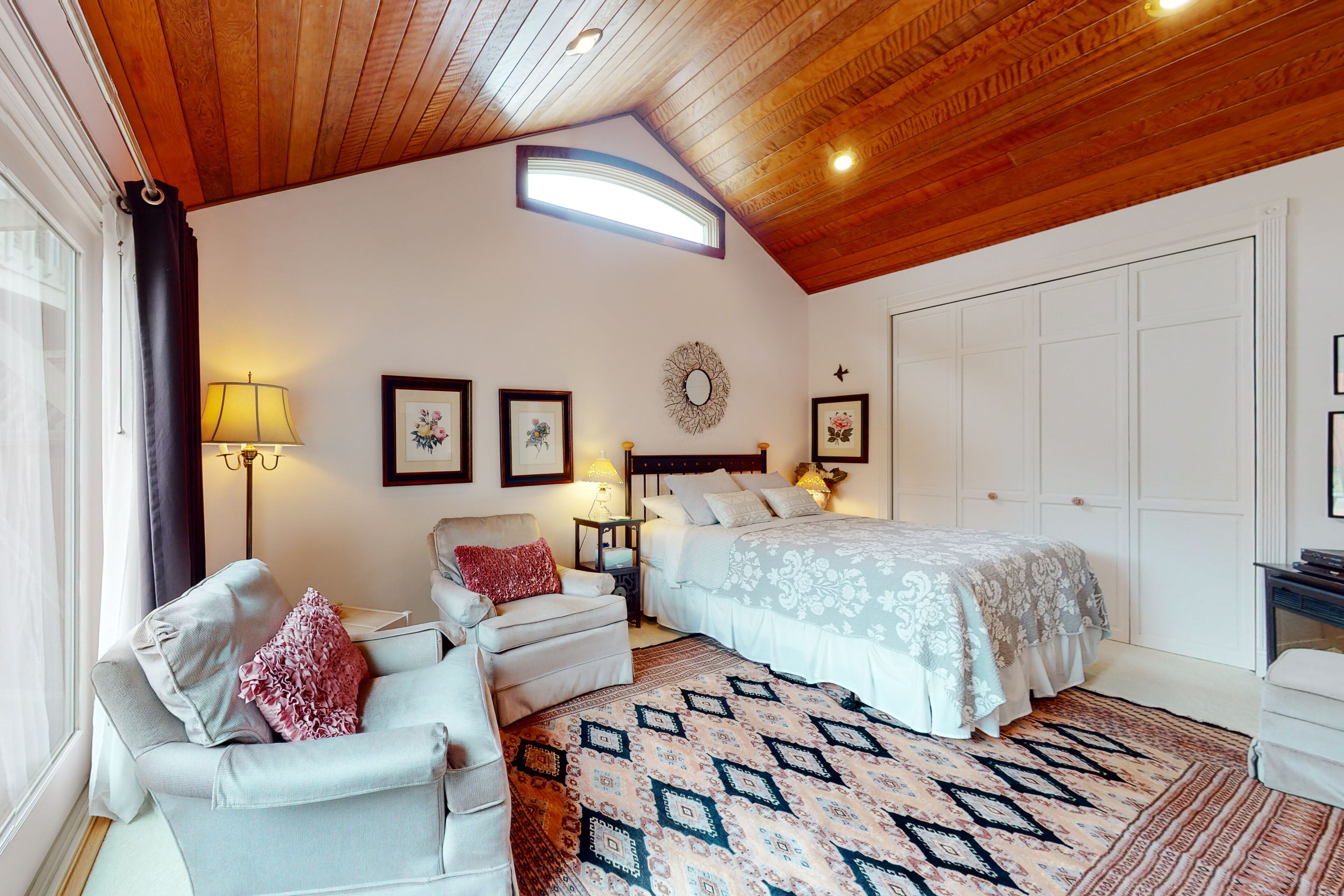 Charming studio with shared patio, walk to Redwood Park & downtown