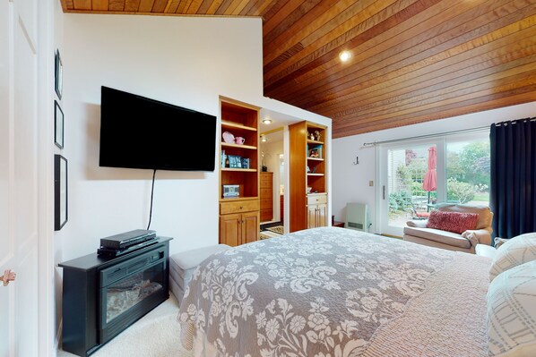 Iron/ironing board, Internet, bed sheets - Charming studio with shared patio, walk to Redwood Park & downtown (Arcata)