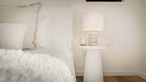 3 habitaciones, escritorio y tabla de planchar con plancha 