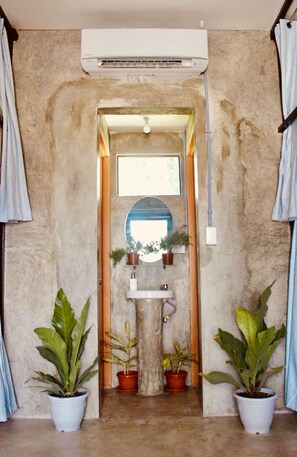 Economy-yhteismajoitus, useita sänkyjä, kylpyhuone makuuhuoneen yhteydessä, pohjakerroksessa | Kylpyhuone