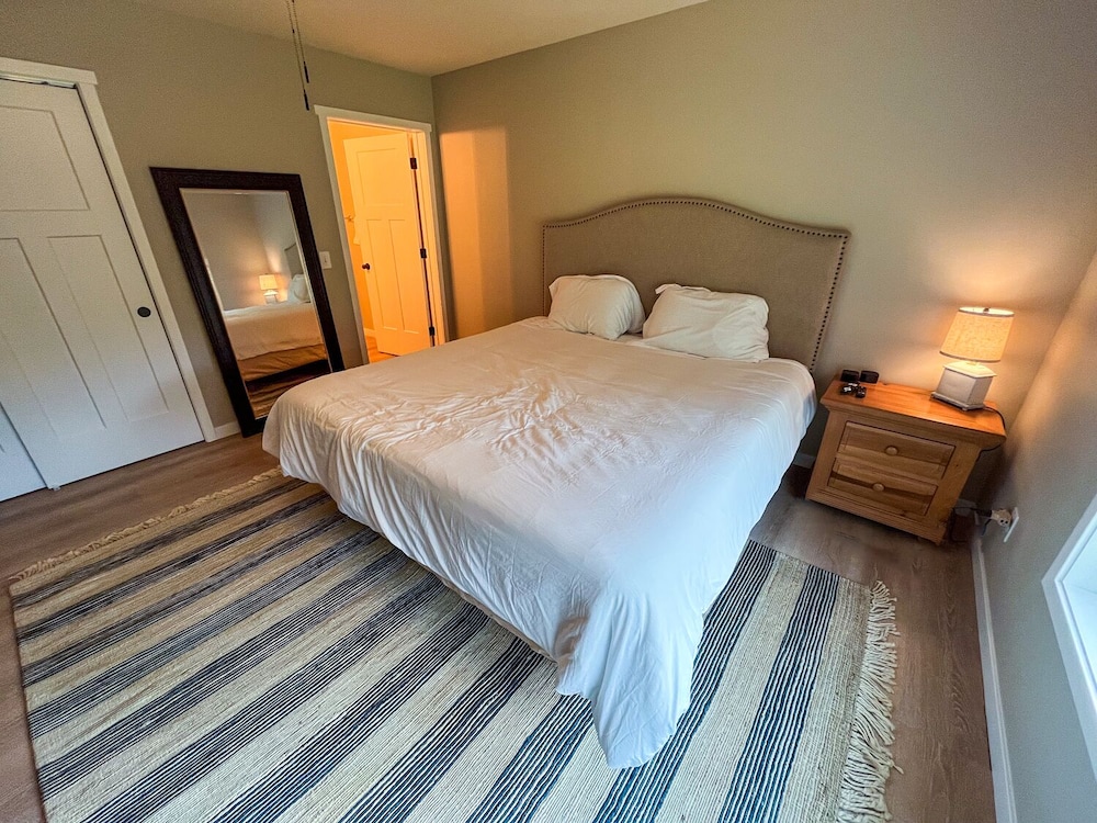 Brand new 2023 Castle Rock Lakefront Getaway w boat slip Juneau