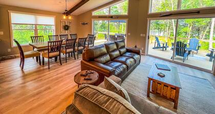 New Castle Rock Lakefront Getaway w hot tub and boat slip