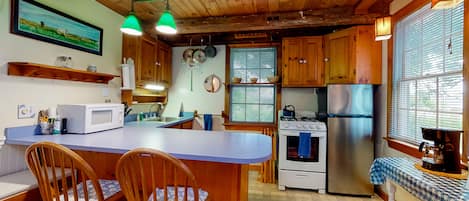 Kjøleskap, mikrobølgeovn, ovn og kokeplater