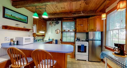 Cute cottage with screened-in porch & great location close to beaches, dining