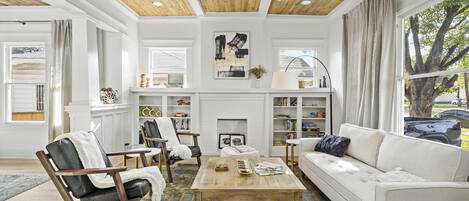 Älytelevisio, kirjoja, tietokoneen näyttö