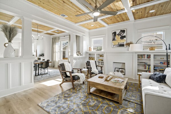 スマートテレビ、書庫、PC モニター