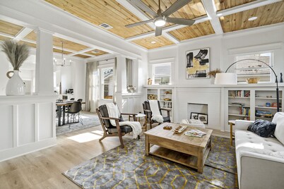 Urban Elegance Retreat ideal location 5 minute walk to The Pearl, N. Riverwalk