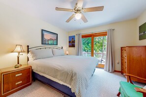 4 bedrooms, iron/ironing board, internet, bed sheets - Large dog-friendly home on Manning Lake with deck, lake views, dock, 4 kayaks (Gilmanton)