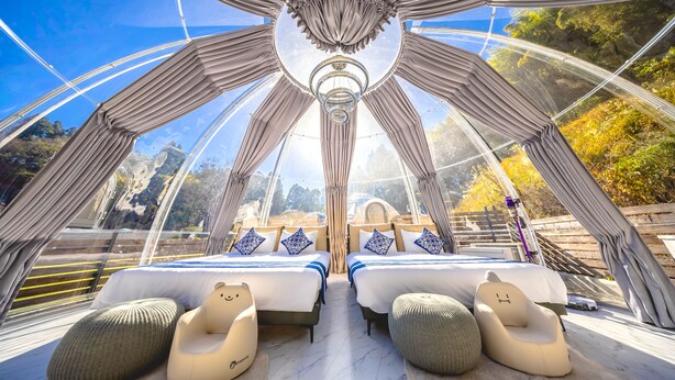 A dome-shaped room with two beds, a chandelier, and a view of the outdoors. - Dream Dome Glamping Studio Ichihara (Ichihara)
