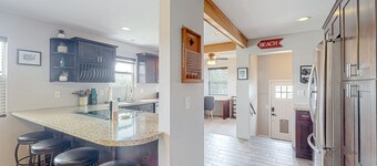 Acreage with sauna, hot tub, firepit, separate studio - beach nearby & dogs OK