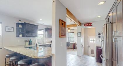 Acreage with sauna, hot tub, firepit, separate studio - beach nearby & dogs OK