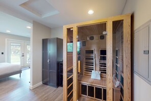 3 bedrooms, iron/ironing board, internet, bed sheets