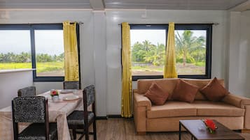 Villa familiar, 2 habitaciones | Área de sala de estar