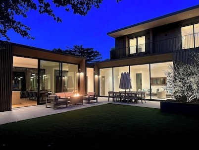 Modern NorCal Retreat - Courtyard, Spa, Family and Team Getaways Near Everything