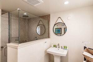 Bathroom - Beach Cottage with heated pool (Sarasota)