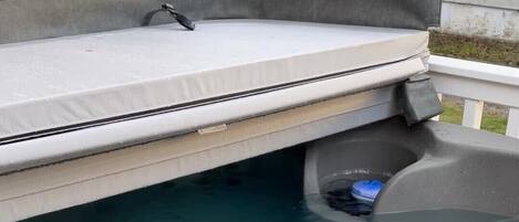 Un jacuzzi con asiento integrado y bomba de agua.