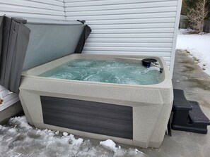 Outdoor spa tub - Welcome to the Idaho Falls Tiny House - Sleeps 5 (Idaho Falls)