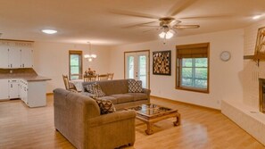 Living area - Down to a Tee! On Desoto (Hot Springs)