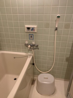 Hårtork, handdukar, tvål och schampo