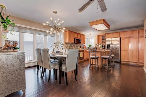 Prime Location. 4 Bedroom House Sleeps up to 9. Close to Amusement Park.2 Baths.