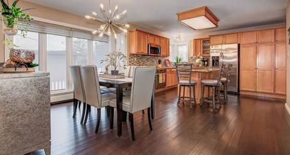 Prime Location. 4 Bedroom House Sleeps up to 9. Close to Amusement Park.2 Baths.