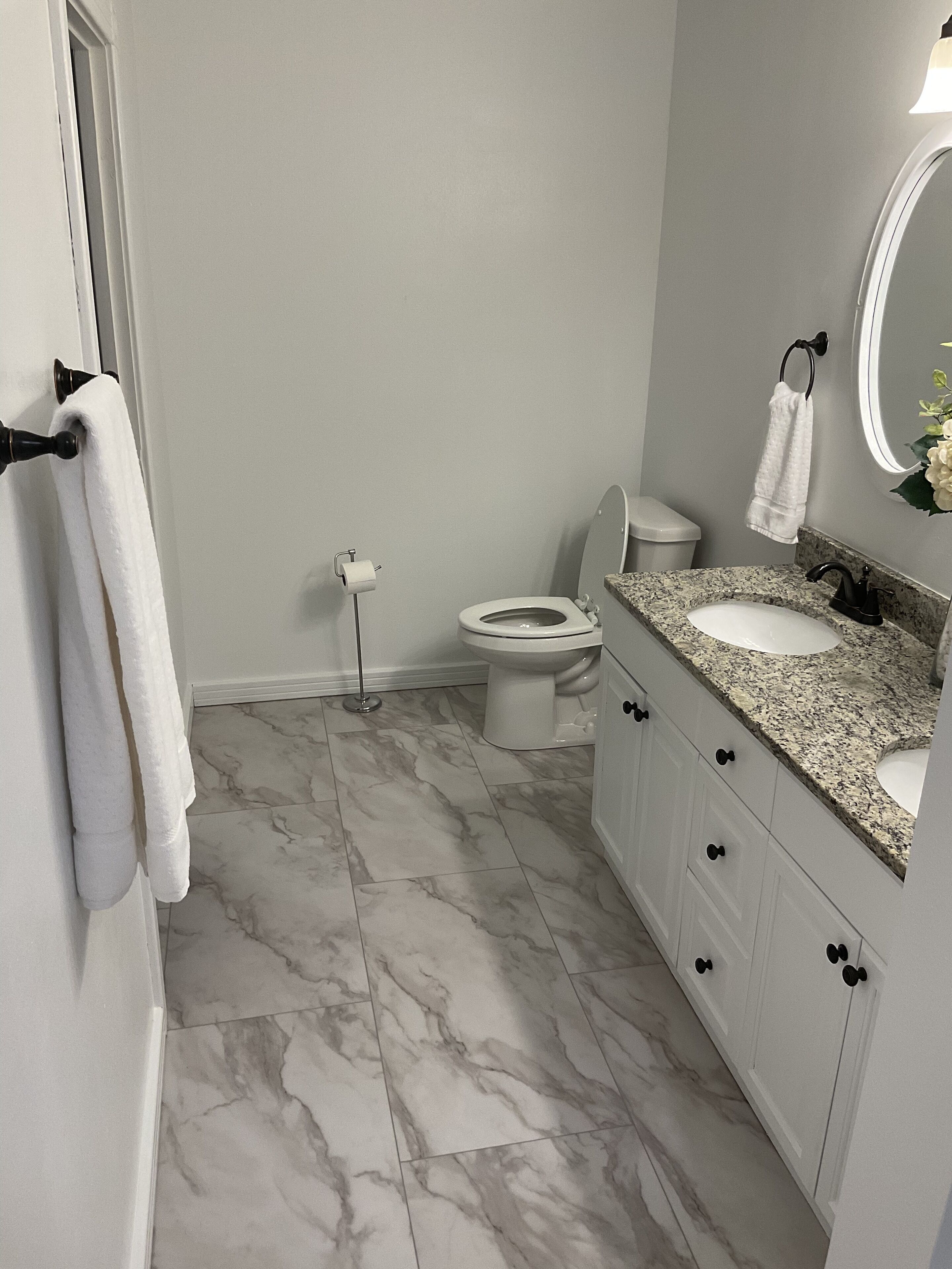 Ein Badezimmer mit Toilette, Waschbecken und Marmorboden.