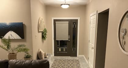 Prime Location. 4 Bedroom House Sleeps up to 9. Close to Amusement Park.2 Baths.