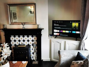 TV, fireplace - Stunning  2-Bed House in Macclesfield Cheshire (Macclesfield)