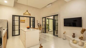 Deluxe Villa | Ruang tamu | 50 inci sebuah televisyen pintar dengan digital, TV, Netflix