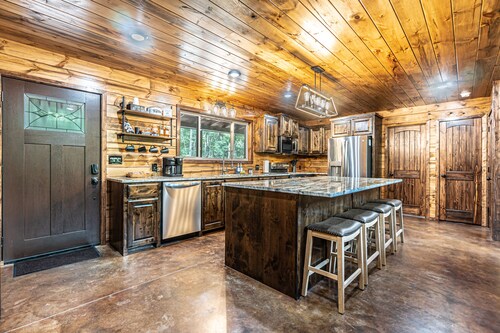 Hillbilly Paradise ~ Brand New Cabin on the Mulberry!