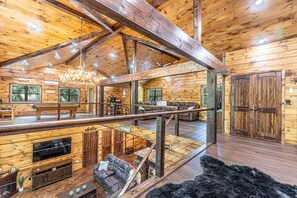 Smart TV, chimenea y futbolito