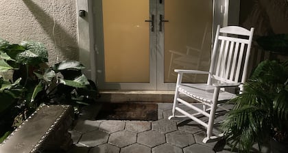 Luxury cozy room in the oasis of South Miami near marina, trails, national park.