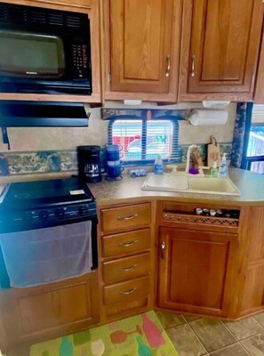 Geladeira, micro-ondas, fogão, cooktop