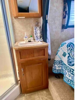 1 quarto, cofres nos quartos, Wi-Fi de cortesia, roupa de cama