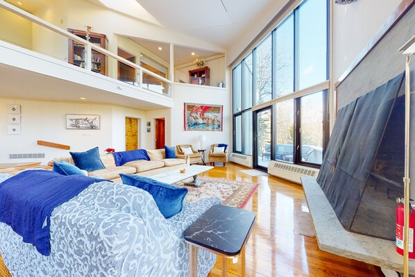 Fernseher, Kamin, Bücher, Streaming-Dienste