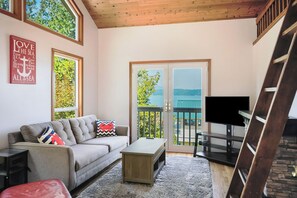 Smart TV, fireplace, video games - Beautiful Beach House and additional beach cabin with Olympic Mountain view (Seabeck)