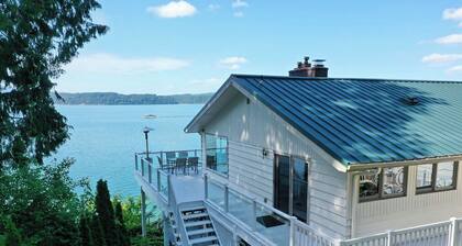 Beautiful Beach House and additional beach cabin with Olympic Mountain view