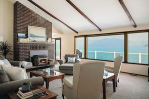 Smart TV, fireplace, video games - Beautiful Beach House and additional beach cabin with Olympic Mountain view (Seabeck)