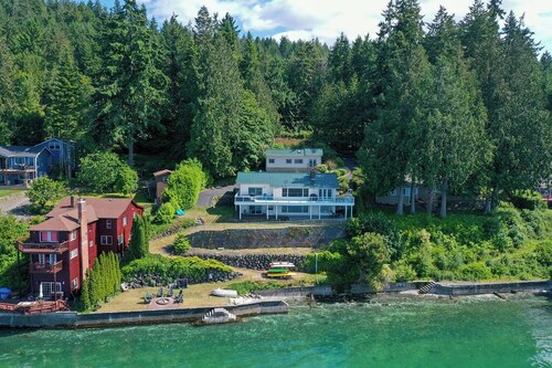 Beautiful Beach House and additional beach cabin with Olympic Mountain view