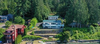 Beautiful Beach House and additional beach cabin with Olympic Mountain view