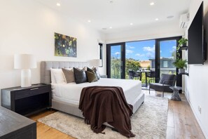 4 chambres, bureau, chambres insonorisées, fer et planche à repasser