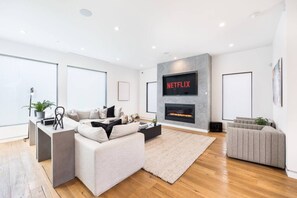 TV, fireplace, video games, stereo - The Palms Pad - 5 Min From Beach - arcade, putting green, pool, spa, sauna, gym (Los Angeles)