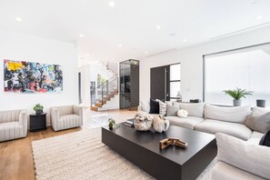 Télévision, cheminée, jeux vidéo, chaîne hi-fi